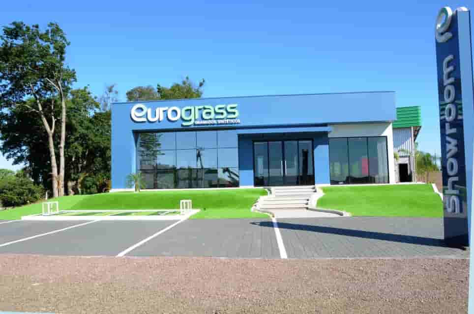 Showroom da Euro Grass com amostras de gramado sintetico esportivo
